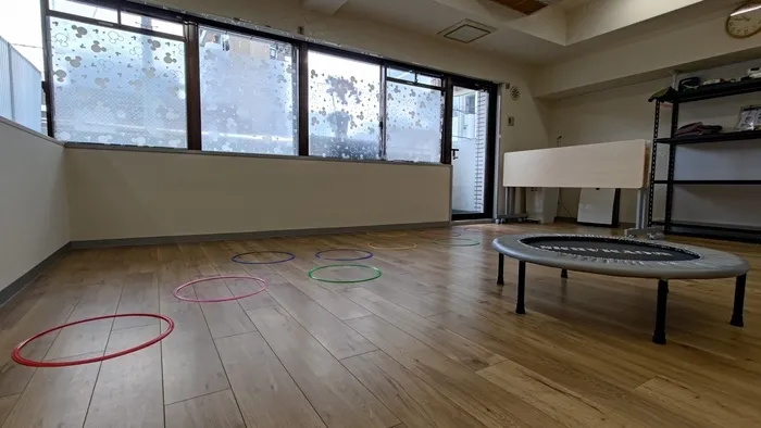 窓が多く外が見えます。雨が降ると見に行く子もいますよ。