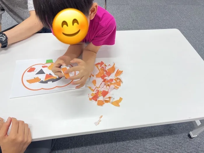 【2025年7月OPEN☆見学受付中】High Art ジュニア/ハロウィン製作！カラフルかぼちゃのちぎり絵🎃🎨