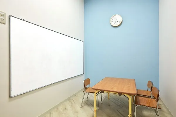 視覚的な刺激の少ない個室なので、課題に集中しやすい環境です!
