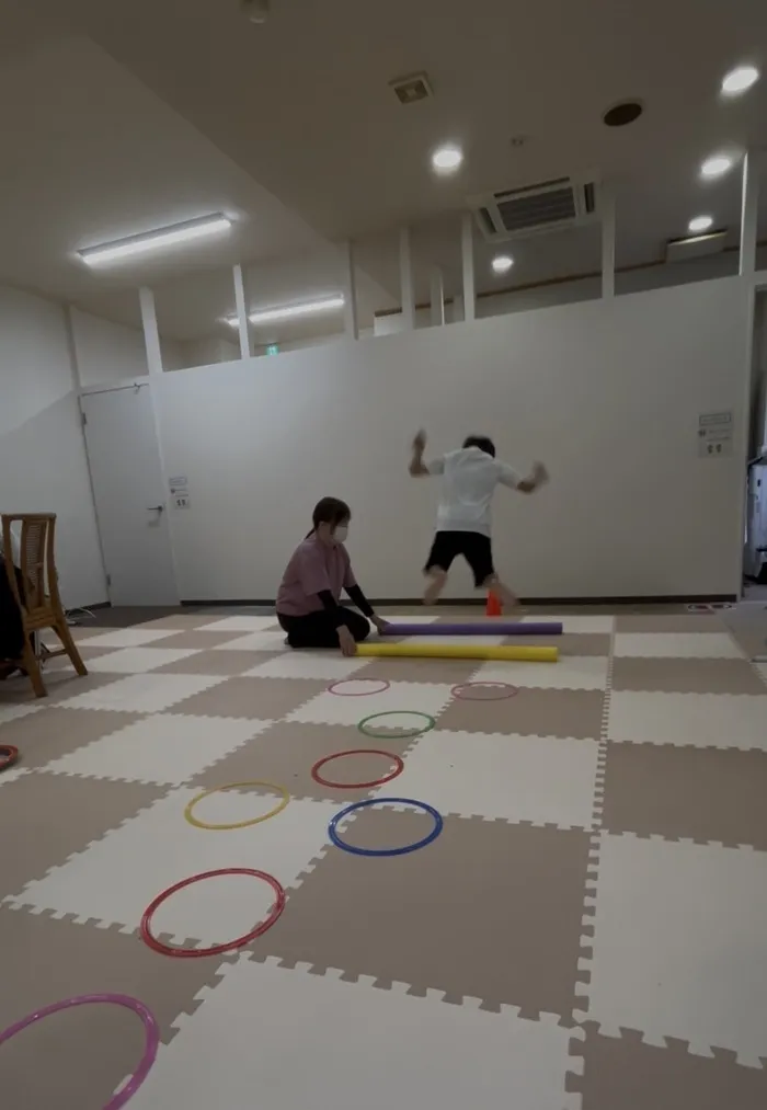 【平日空きあり・見学受付中！】みくも　児童発達支援・放課後等デイサービス/膝を使ってしっかりジャンプ！