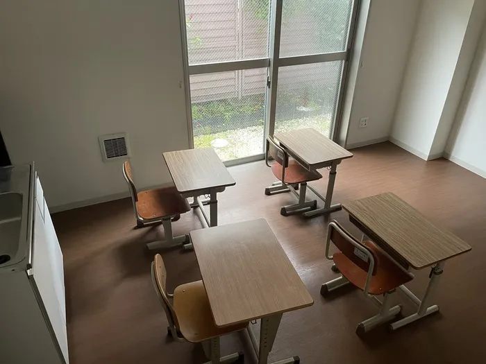 ぱれっと【7/1新規OP】/みんなでおべんきょう♪ 机がそろいました✏️