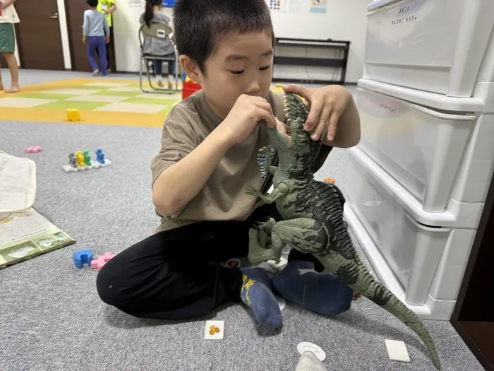 放課後等デイサービス　ウィズユー　大阪　住之江公園/恐竜の観察