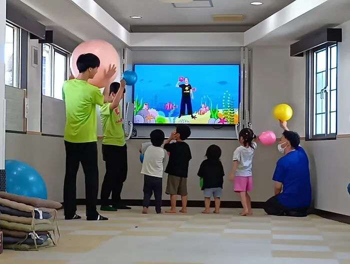 運動療育スタジオ スパークWoW!吹田豊津/ぎゅーーーっ　ポン！！！