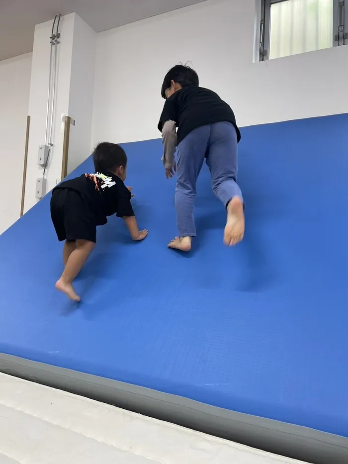 【2025年8月1日開校！空きあり！】運動療育特化型の児童発達支援・放課後等デイサービス「KID'S BASE２」/お友だちと応援し合う倒立練習🤝