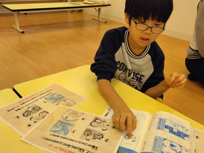 【新規利用者様募集中♪】KTC放課後等デイサービス　はぐぽん野並駅前/本の会の様子