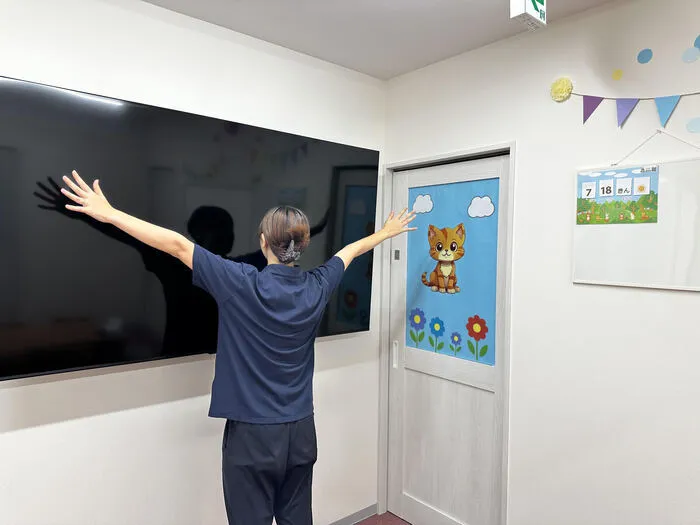 【8月オープン】“できる”がひとつ増えると“笑顔”がふたつ増える場所　優祥会ガーデン高津新作 /事業所に大きな壁かけテレビ！✨