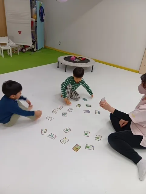 【10月オープン♪個別療育｜運動療育｜体験・見学予約受付開始】ゆめラボアスリエ与野教室/カルタをやりました🌈
