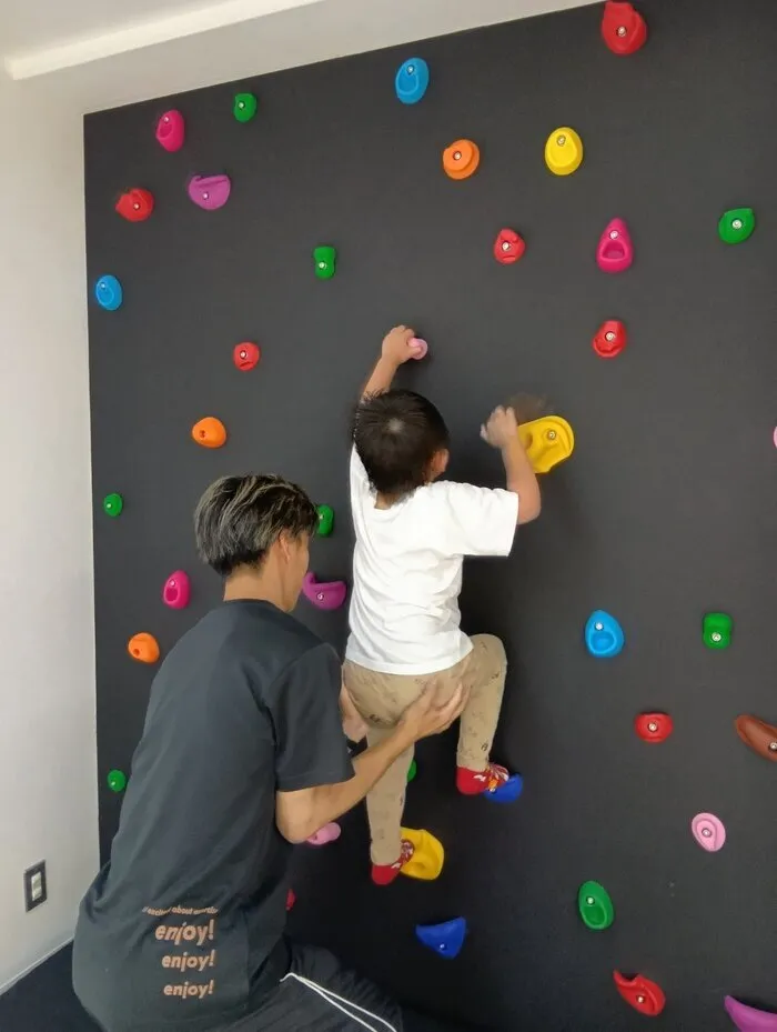 お子様が夢中で登る大人気のボルダリングもあり