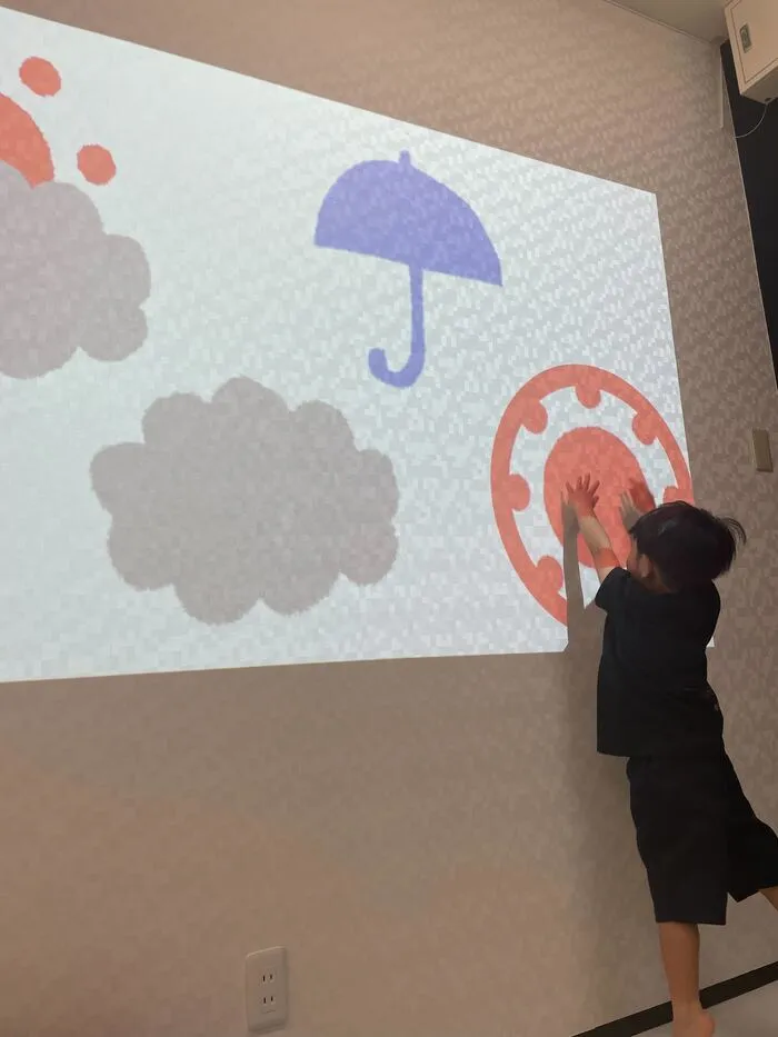 「今日のお天気な~んだ!」デジタルな環境で思わず体が動き出す