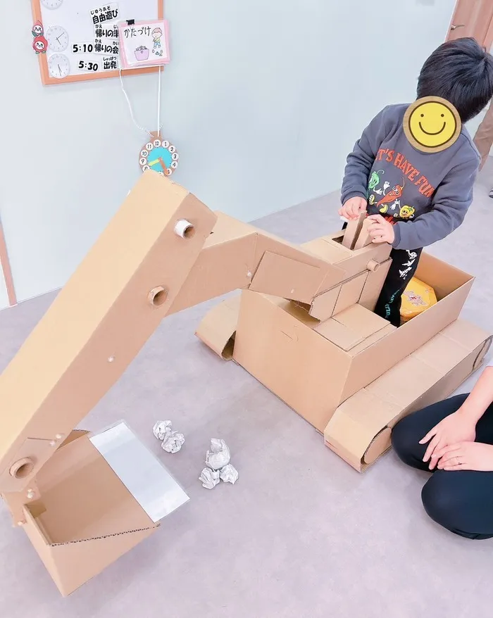 児童発達支援・放課後等デイサービスはなもも/ダンボールショベルカー