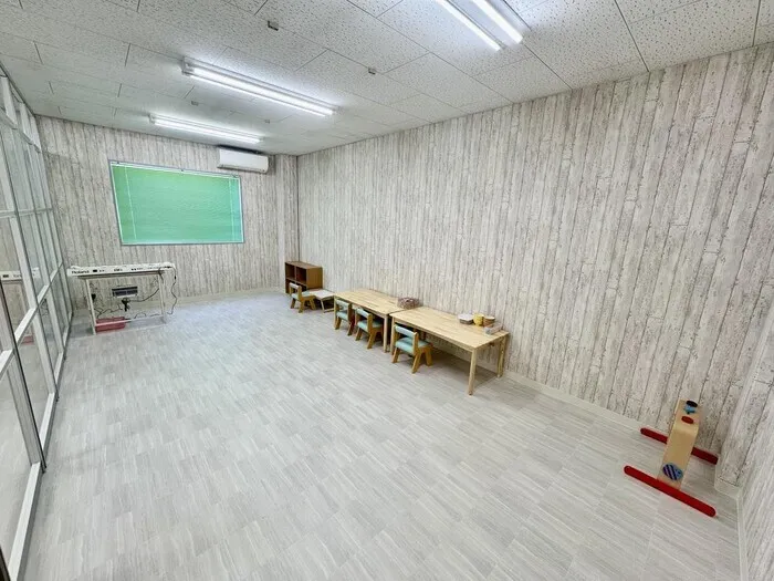 はじまりの会や机上活動を行う部屋です。