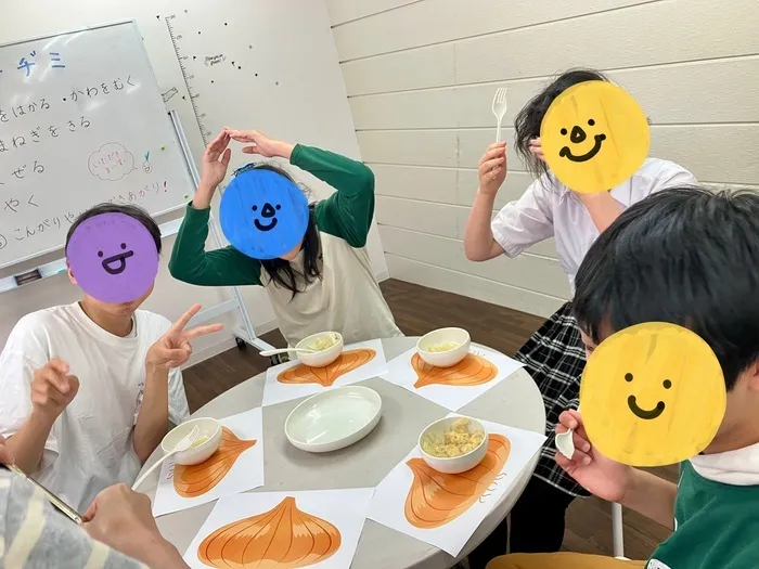 食育をテーマに、育てた玉ねぎを調理してみんなで味わいます。