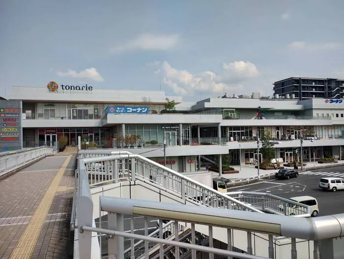 大和高田駅南側にはトナリエさん、コーナンさんもあります。