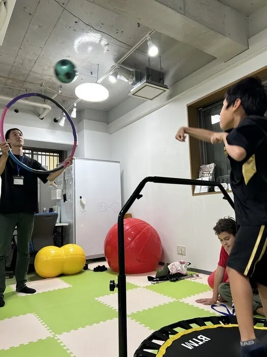 教員、心理士、保育士、理学療法士など、有資格者による多角的支援を提供　児童発達支援　放課後等デイサービス　Nest