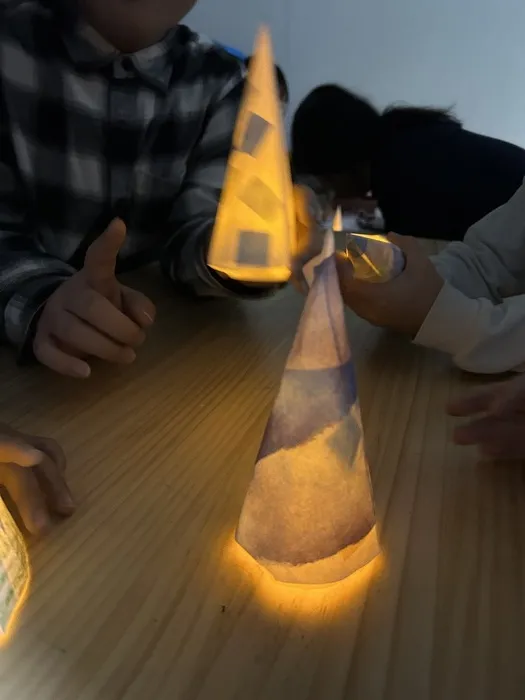 教員、心理士、保育士、理学療法士など、有資格者による多角的支援を提供　児童発達支援　放課後等デイサービス　Nest/インクルーシブ科学でクリスマスツリーを作りました！