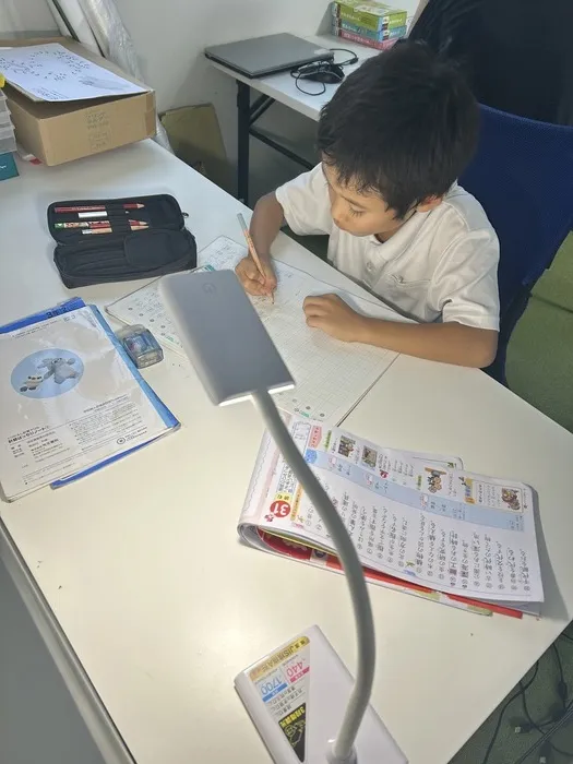 教員、心理士、保育士、理学療法士など、有資格者による多角的支援を提供　児童発達支援　放課後等デイサービス　Nest/土曜は学習個別療育の日！！