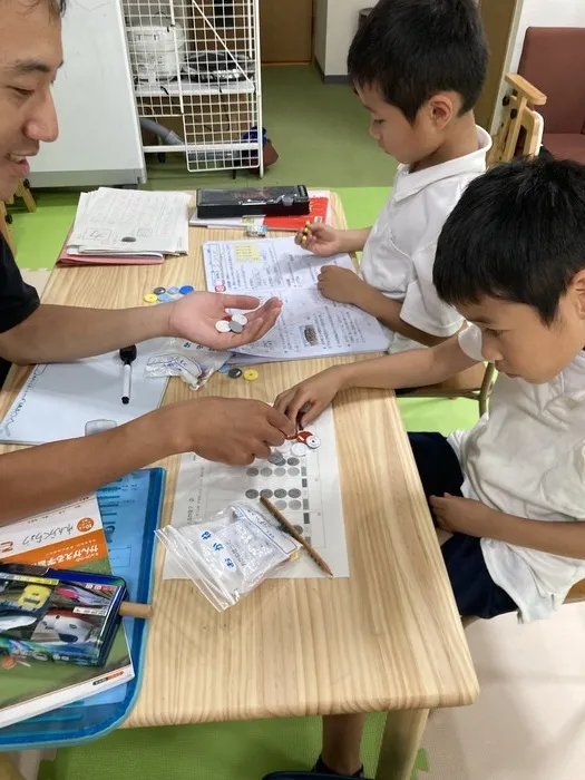 教員、心理士、保育士、理学療法士など、有資格者による多角的支援を提供　児童発達支援　放課後等デイサービス　Nest/日常の支援風景