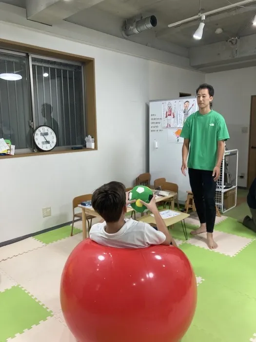 教員、心理士、保育士、理学療法士など、有資格者による多角的支援を提供 児童発達支援 放課後等デイサービス Nest/プログラム内容