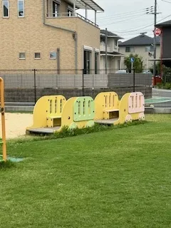 お部屋の前が広い園庭です。遊具で遊びます。