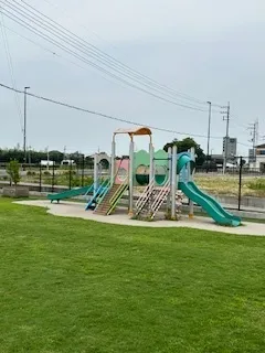 おおきい園庭と小さい園庭お散歩道もあります。