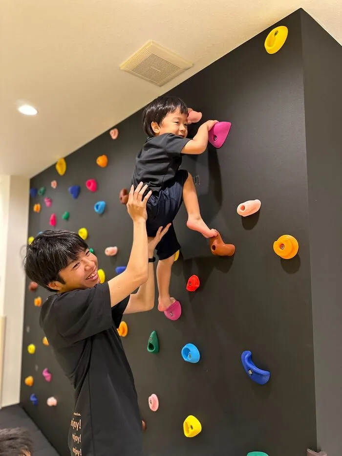 お子様が夢中で登る大人気のボルダリングもあり