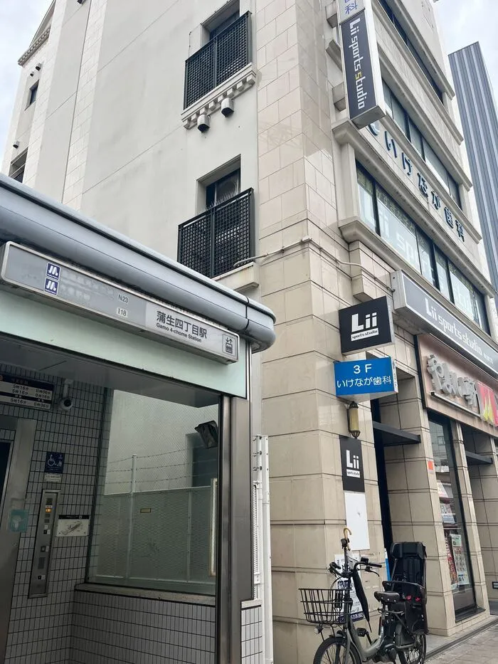 駅のエレベーターからすぐ近く！1階はやよい軒！