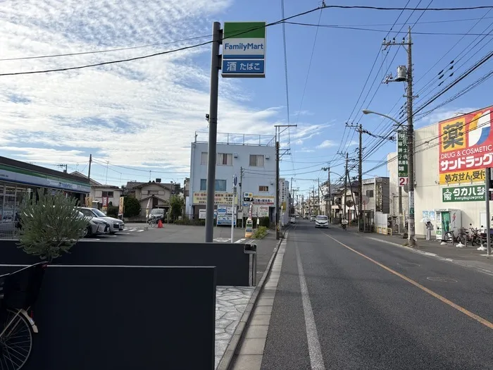 サンドラッグさんの前で隣にはファミリーマートがあります。