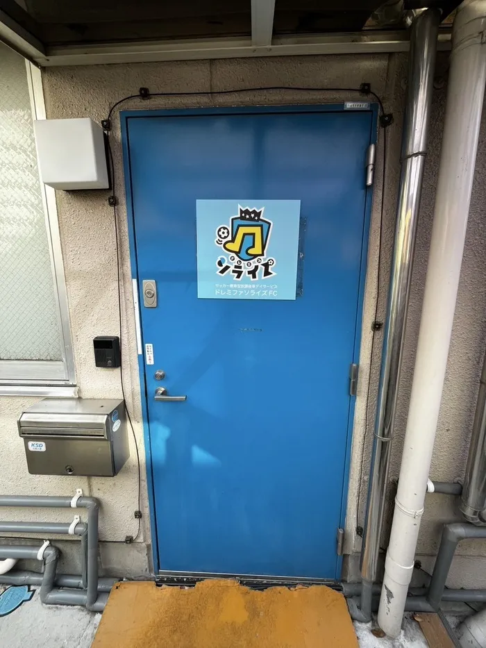 入り口は建物右手の奥にございます。