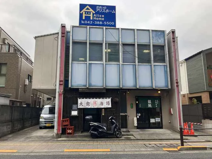 当建物の２階です。武蔵小金井駅徒歩3分。