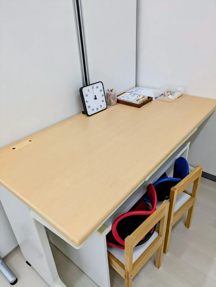 小学生の製作コーナーは机も大きめ　なにができるのかな？