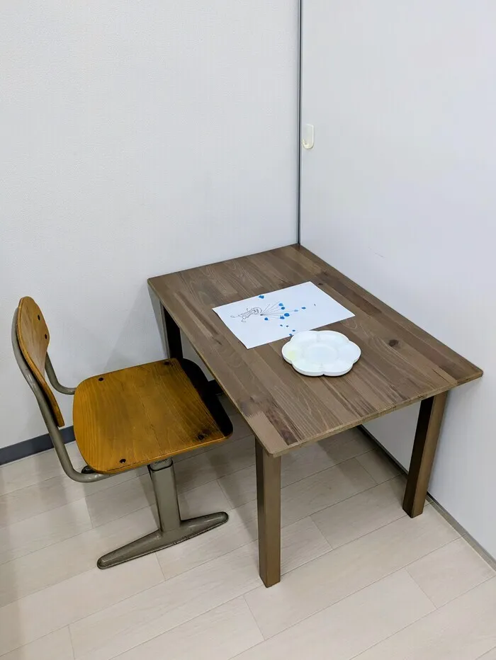 児童発達支援の製作コーナーとことこ自主的に座りに来るお友達も