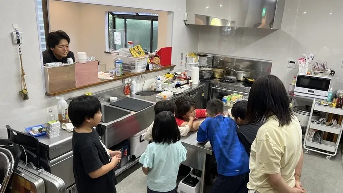 【和良比小・学童から徒歩0分】スタッフによる「徒歩送迎」。駄菓子屋のある「緑の建物」が目印｜りんごの樹/日常の支援風景