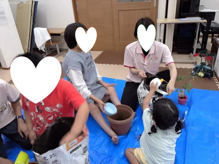 アルク純誠会みさと/トマトの苗植え