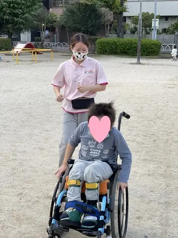 アルク純誠会みさと/公園で車椅子鬼ごっこ！