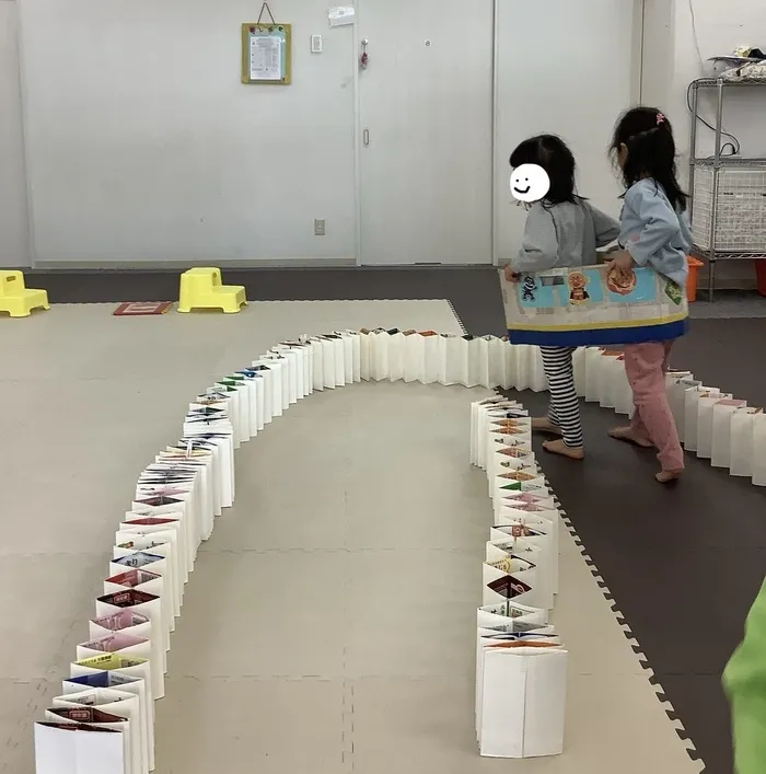 児童発達支援センターしおん/友だちと電車ごっこ
