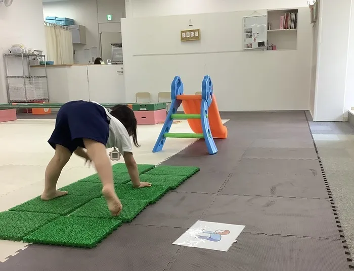 児童発達支援センターしおん/人工芝の上を高這いで進もう！