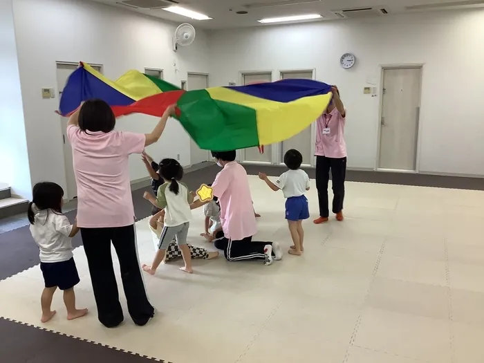 児童発達支援センターしおん/大きなバルーンで遊ぼう♪