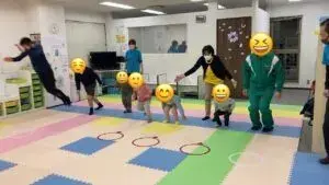 StepUP 蒔田通町教室/輪っかにジャンプ！＆足の大きさ比べ👣