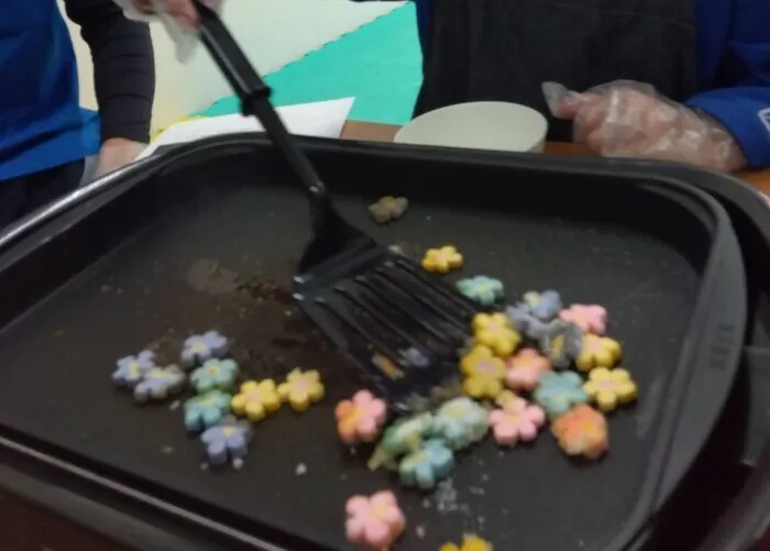 ライズ児童デイサービス港南台キッズ/カラフルお麩ラスク作りチャレンジ