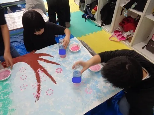 ライズ児童デイサービス港南台キッズ/🌸春の壁面ペットボトルで桜のスタンプ🌸👐個別療育の日👐