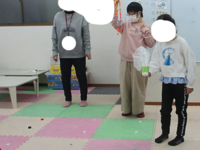 放課後等デイサービス事業所どり〜むはうす/12/11(木)　紙コップパラシュート