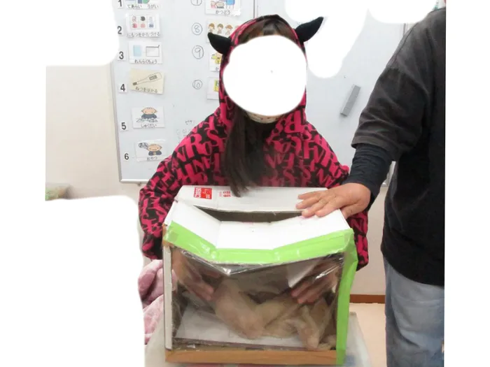 放課後等デイサービス事業所どり〜むはうす/12/10(水)　箱の中身はなーんだ