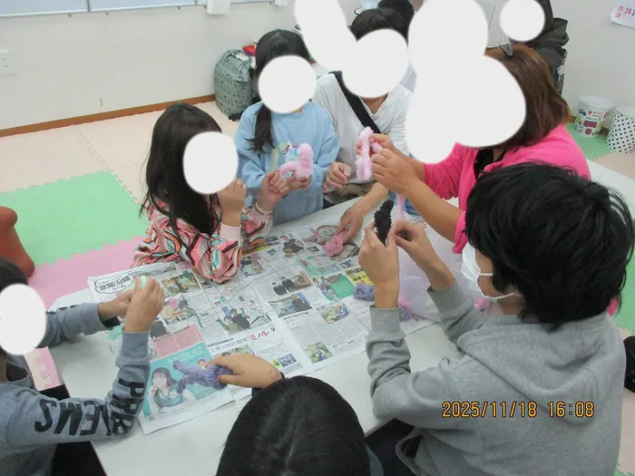 放課後等デイサービス事業所どり〜むはうす/11/18(火)　モール人形制作1