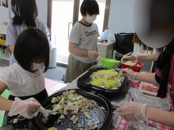 放課後等デイサービス事業所どり〜むはうす/8/6(火)焼きそばクッキング＆ケーキでおやつ