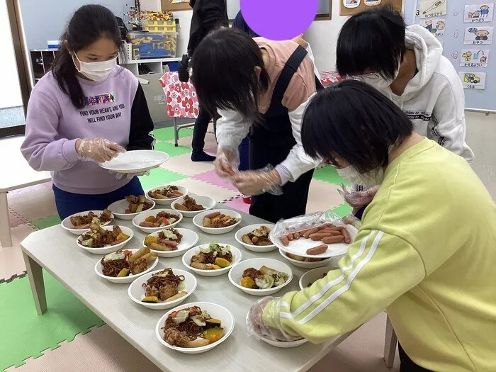 放課後等デイサービス事業所どり〜むはうす/12/26(月) お惣菜でお昼ご飯